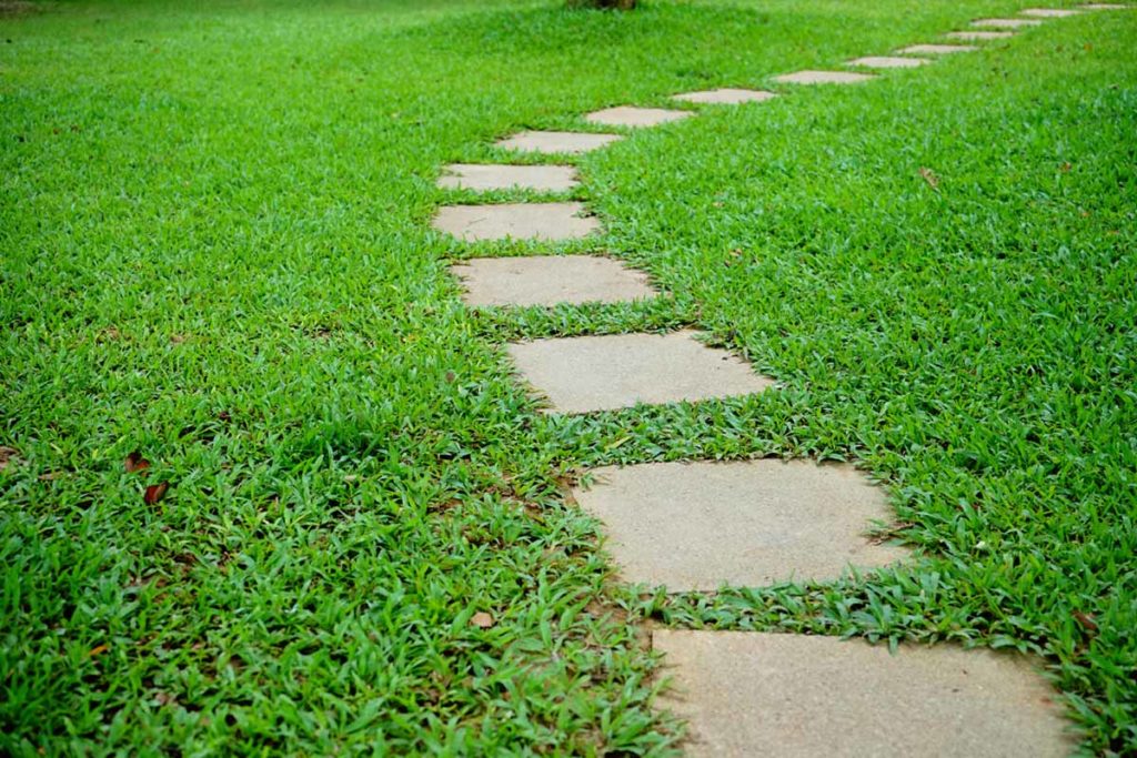 Gartenweg gestalten mit Platten Ideen und Anregungen